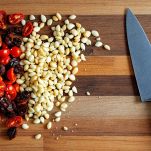 pinoli e pomodori secchi sminuzzati