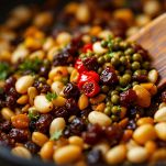 uvetta e capperi con pinoli e peperoncino