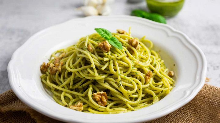 Pasta al pesto di basilico e noci