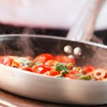 Pentola con pomodorini e capperi per il sugo