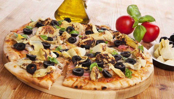 Pizza integrale con carciofi e olive nere