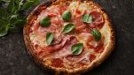 Pizza senza glutine con mozzarella di bufala e prosciutto crudo