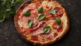 Pizza senza glutine con mozzarella di bufala e prosciutto crudo