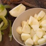 sbucciare e tagliare le mele