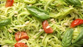 Spaghetti di zucchine al pesto di avocado