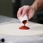 stendere il pomodoro sulla pasta