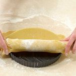 stendere la frolla sulla teglia