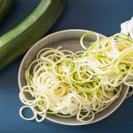 Spiralizzatore con zucchine crude tagliate a spaghetti