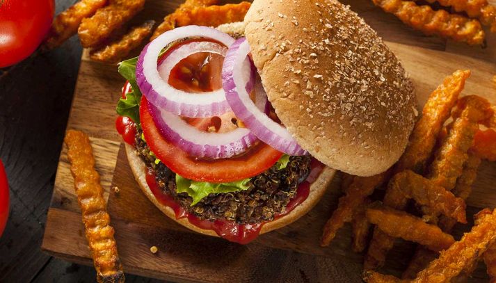 Burger di quinoa e lenticchie con salse gourmet