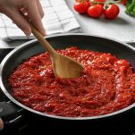 Pentola con sugo di pomodoro che cuoce