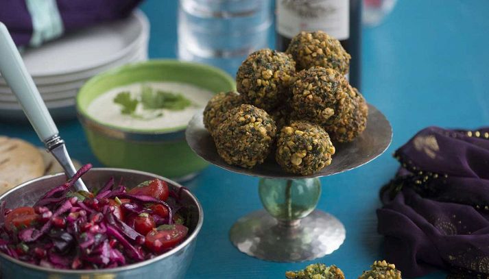 Falafel con salsa tahin e insalata di cavolo