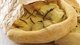 Focaccia senza lievito con patate e rosmarino