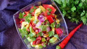 Insalata di avocado, pomodoro e mais