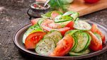 Insalata di pomodori e cetrioli con basilico fresco