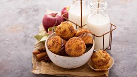 Muffin integrali senza zucchero con mela e cannella
