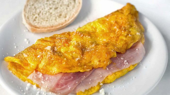 Omelette con affettati e formaggio