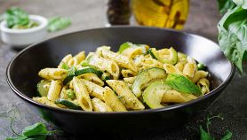 Penne al pesto di zucchine e mandorle