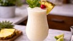 pina colada con fetta di ananas