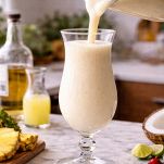 versare pina colada nel calice
