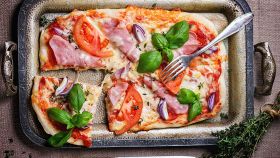 Pizza senza glutine con mozzarella e prosciutto cotto