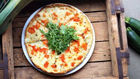 Pizza senza glutine con pomodoro, mozzarella e rucola