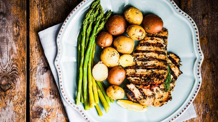Pollo al limone con patate e asparagi