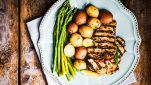 Pollo al limone con patate e asparagi