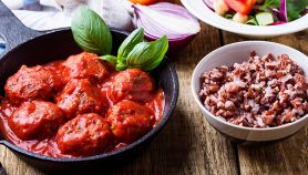 Polpette di ceci e spinaci al forno con salsa al pomodoro