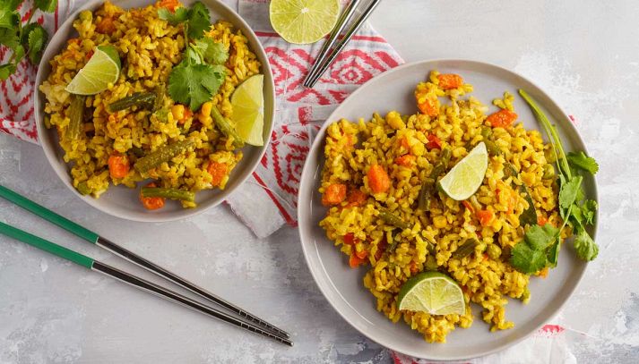 Riso al curry con verdure e latte di cocco