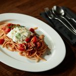 Spaghetti con sugo di pomodoro e stracciatella