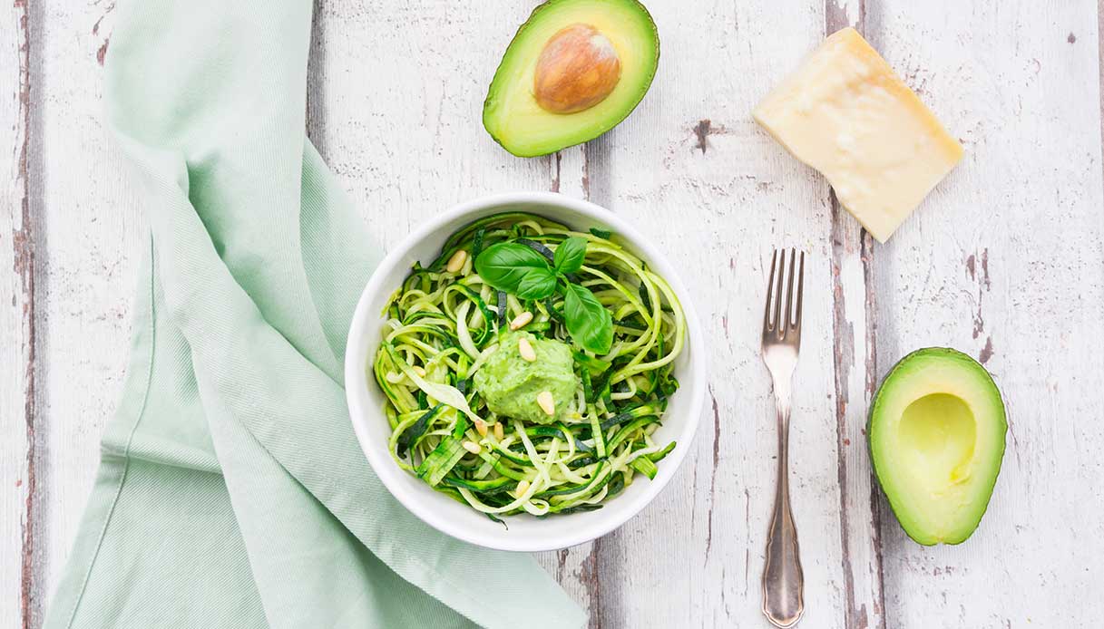 Spaghetti di zucchine con pesto di avocado senza glutine: un'alternativa  leggera per una pasta gustosa