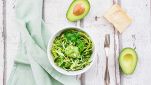 Spaghetti di zucchine con pesto di avocado senza glutine