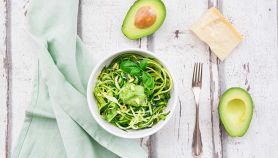 Spaghetti di zucchine con pesto di avocado senza glutine