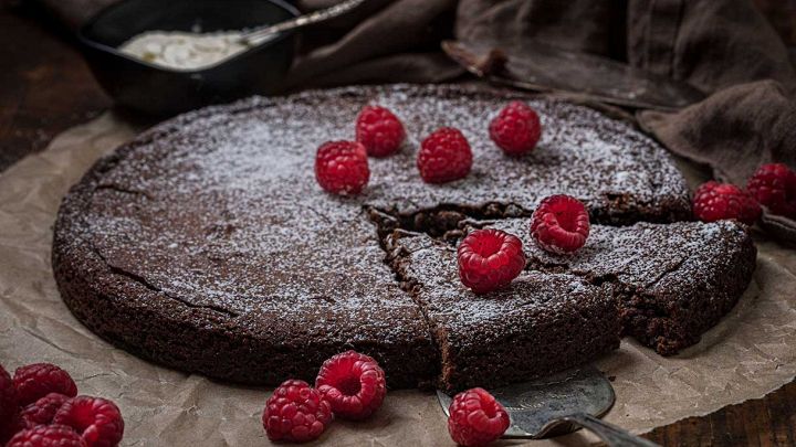 Torta vegana al cioccolato senza uova e burro