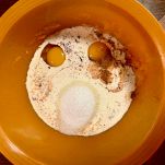 aggingete alla purea le uova lo zucchero la canella la noce moscata e le goccie di cioccolato