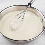 Aggiungete il latte a filo, continuando ad amalgamare fino a ottenere una crema liscia e leggermente densa