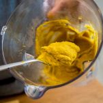 Aggiungete il purè di zucca al soffritto di cipolla nella padella