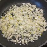 Aggiungete la cipolla tritata finemente e soffriggete finché non diventa trasparente