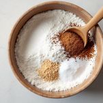 ingredienti in una ciotola per la babka al cioccolato fondente