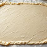 impasto della babka al cioccolato in forma rettangolare