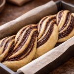 babka al cioccolato nello stampo con carta da forno