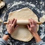 Stesura dell'impasto con il mattarello