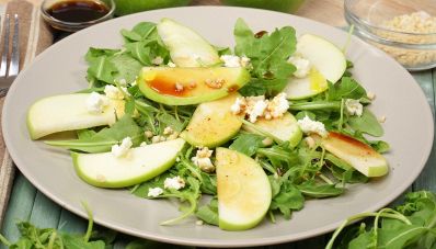Insalata di mela verde con granella di mandorle e aceto balsamico