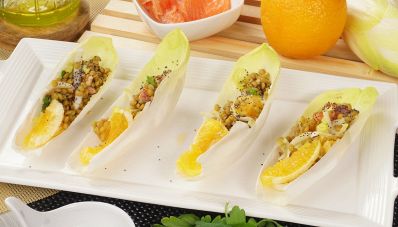 Barchette di belga con lenticchie verdi e salmone