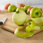 Sbucciate e tagliate a fettine le mele