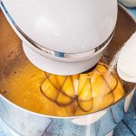 In una ciotola unite uova e zucchero e sbattele con una frusta elettrica