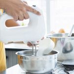 Versate il latte e l’olio di semi nella ciotola con le uova e lo zucchero.