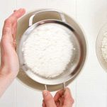 Setacciate la farina insieme al lievito per dolci.