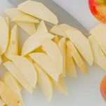 Aggiungete metà delle fettine di mela che avete preparato in precedenza nell’impasto