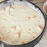 Imburrate e infarinate una tortiera e versate l'impasto